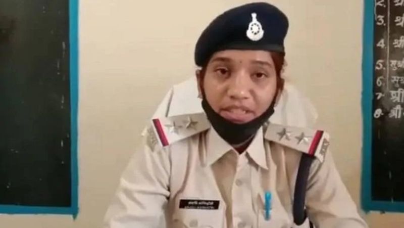 ಸಬ್ ಇನ್ಸ್ಪೆಕ್ಟರ್ ಅಂಜಲಿ ಅಗ್ನಿಓತ್ರಿ ಈ ಸಂಬಂಧ ಪ್ರತಿಜ್ರಿಯಿಸಿದ್ದು, ನಾನು ಕರ್ತವ್ಯದ ಮೇಲೆ ತೆರಳಿದ್ದೆ. ಹೀಗಿರುವಾಗ ಮಂದಿರದಲ್ಲಿ ವಧು ವರ ಸೇರಿದಂತೆ ಎಂಟು ಮಂದಿ ಕುಟೂಮಬ ಸದಸ್ಯರನ್ನು ನೊಡಿದೆ. ಅವರ ಬಳಿ ಮದುವೆಯ ಅನುಮತಿ ಪತ್ರವಿತ್ತು. ಆದರೆ ಅಲ್ಲಿ ಮದುವೆ ಮಾಡಸಬೇಕಾದ ಪಂಡಿತರಿರಲಿಲ್ಲ. ಹೀಗಿರುವಾಗ ನಾನೊಬ್ಬ ಪಂಡಿತರ ಮನೆತನದವಳಾಗಿದ್ದರಿಂದ ಮಂತ್ರ ಪಠಿಸಿ ಮದುವೆ ನೆರವೇರಿಸುವಂತೆ ಕೇಳಿಕೊಂಡರು. ಅವರ ಮಾತು ನಿರಾಕರಿಸಲು ನನ್ನಿಂದ ಆಗಲಿಲ್ಲ. ಮದುವೆ ಂಆಡಿಸಿದೆ ಎಂದಿದ್ದಾರೆ.