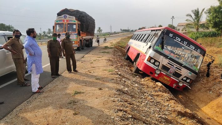 KSRTC Bus accident Near Bellary after Drop migrant workers at Bagalkot KSRTC Bus accident Near Bellary after Drop migrant workers at Bagalkot