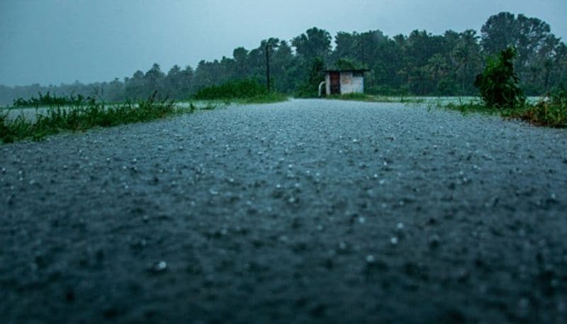 বুধবার থেকেই রাজ্যে খোলার কথা ছিল দোকানপাট। আমফানের সতর্কতায় তা বর্তমানে স্থগিত রাখা হয়েছে। বুধবার সকাল থেকেই কলকাতায় শুরু হবে বৃষ্টি।