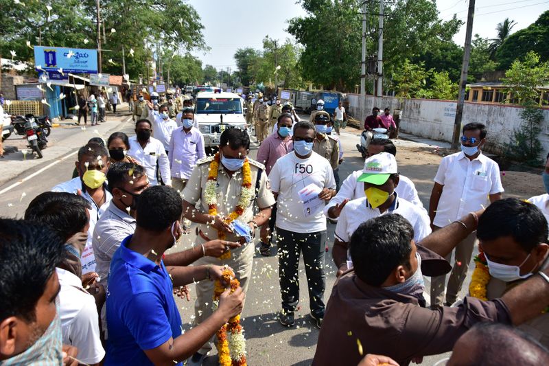 ಕೊಪ್ಪಳ ನಗರಸಭೆ ಸದಸ್ಯರ ಸಹಯೋಗದಲ್ಲಿ ಪೊಲೀಸ್ ಇಲಾಖೆಯ ಅಧಿಕಾರಿಗಳಿಂದ ಕೊರೋನಾ ಕುರಿತು ಜಾಗೃತಿ ಅಭಿಯಾನ 
