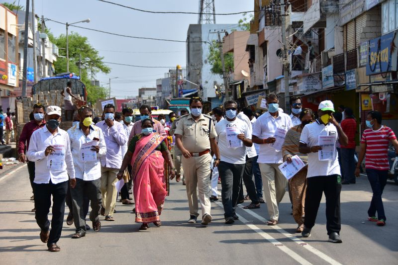 ನಗರದ ಜವಾಹರ ರಸ್ತೆ ಸೇರಿದಂತೆ ಪ್ರಮುಖ ಬೀದಿಯುದ್ದಕ್ಕೂ ಸುತ್ತಾಡಿ ಜಾಗೃತಿ ಮೂಡಿಸಲಾಯಿತು