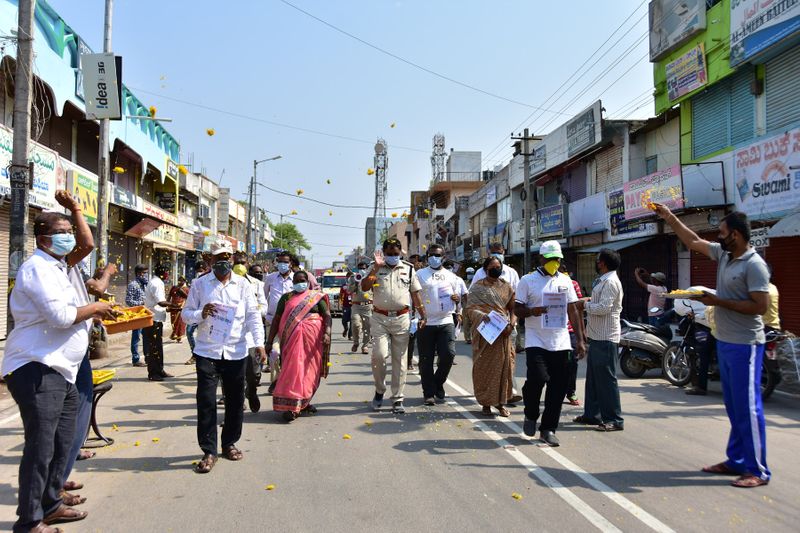 ಈ ಸಂದರ್ಭದಲ್ಲಿ ಡಿವೈಎಸ್ಪಿ ವೆಂಕಟಪ್ಪ ನಾಯಕ, ನಗರ ಠಾಣೆಯ ಪಿಐ ಮೌನೇಶ ಸೇರಿದಂತೆ ಪೊಲೀಸ್ ಸಿಬ್ಬಂದಿ ಮತ್ತು ಅಧಿಕಾರಿಗಳಿಗೆ ಪುಷ್ಪಾರ್ಚನೆ ಮಾಡಿ, ಗೌರವ
