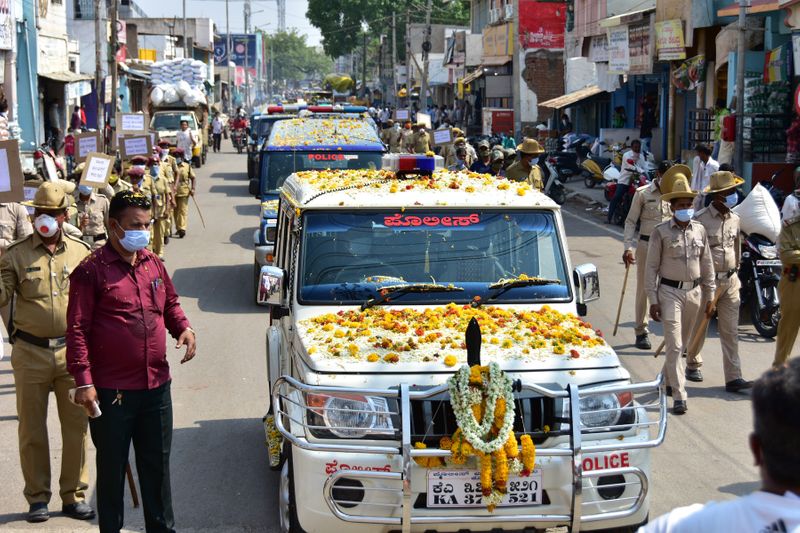 ತಮ್ಮ ಪ್ರಾಣದ ಹಂಗು ತೊರೆದು ಹೋರಾಟ ಮಾಡುತ್ತಿರುವ ಪೊಲೀಸರು 