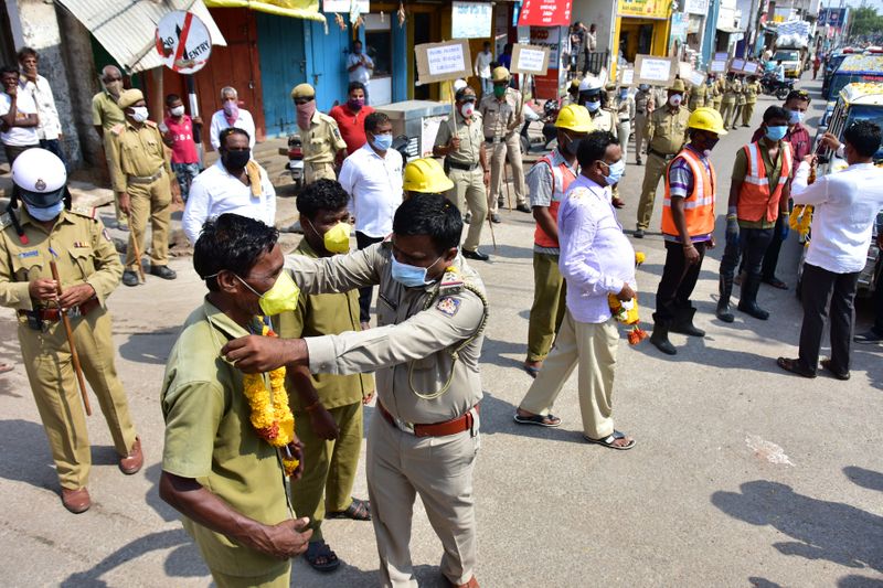 ಆರಕ್ಷಕರು ರಸ್ತೆಯಲ್ಲಿ ಪಥಸಂಚಲನ ಮಾಡುವ ವೇಳೆಯಲ್ಲಿ ದಾರಿಯುದ್ದಕ್ಕೂ ಪುಷ್ಪಾರ್ಚನೆ ಮಾಡಲಾಯಿತು