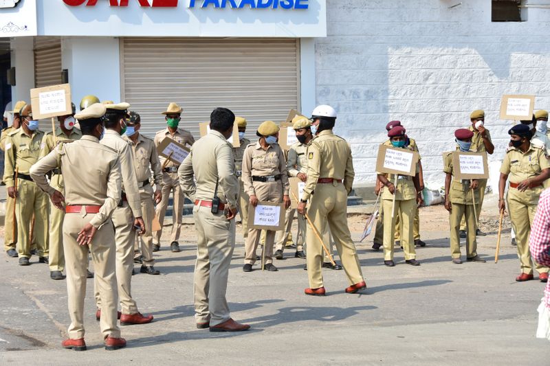 ಮಾಸ್ಕ್ ಧರಿಸಿಯೇ ಮನೆಯಿಂದ ಆಚೆ ಬರಬೇಕು ಎಂದು ಕರ್ನಾಟಕ ರಾಜ್ಯ ಸರ್ಕಾರ ಸುಗ್ರಿವಾಜ್ಞೆ ಹೊರಡಿಸಿದ್ದು, ಇದನ್ನು ಅನುಷ್ಠಾನ ಮಾಡುವಂತೆ ಜಿಲ್ಲಾಧಿಕಾರಿ ಪಿ. ಸುನೀಲ್ಕುಮಾರ ಆದೇಶ 