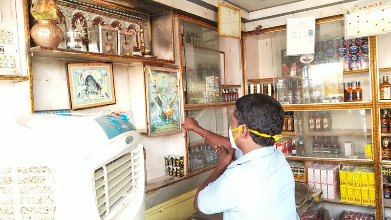 ದೇವರಿಗೆ ಪೂಜೆ ಸಲ್ಲಿಸುವ ಮೂಲಕ ಬಾರ್ ತೆರೆದ ಸಿಬ್ಬಂದಿ 