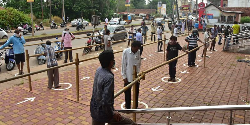 ಉಡುಪಿಯಲ್ಲಿ ಬಾರ್ ಎದುರು ಸಾಮಾಜಿಕ ಅಂತರ ಕಾಯ್ದುಕೊಳ್ಳಲು ಮಾರ್ಕ್ ಮಾಡಿರುವ ದೃಶ್ಯ 