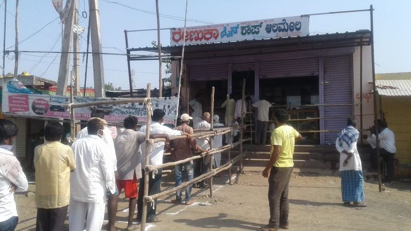 ವಿಜಯಪುರ ಜಿಲ್ಲೆಯ ಆಲಮೇಲ ಪಟ್ಟಣದಲ್ಲಿ ನೂಕುನುಗ್ಗಲು ಉಂಟಾಗದಂತೆ ಕಂಬಿ ನಿರ್ಮಿಸಿದ ಬಾರ್ ಮಾಲೀಕರು 