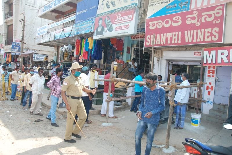 ಚಿತ್ರದುರ್ಗದಲ್ಲಿ ತೆರೆದ ಬಾರ್, ಪಾರ್ಸೆಲ್ ಮೂಲಕ ಮದ್ಯ ತೆಗೆದುಕೊಂಡು ಹೋಗಲು ಬಂದ ಮದ್ಯ ಪ್ರಿಯರು