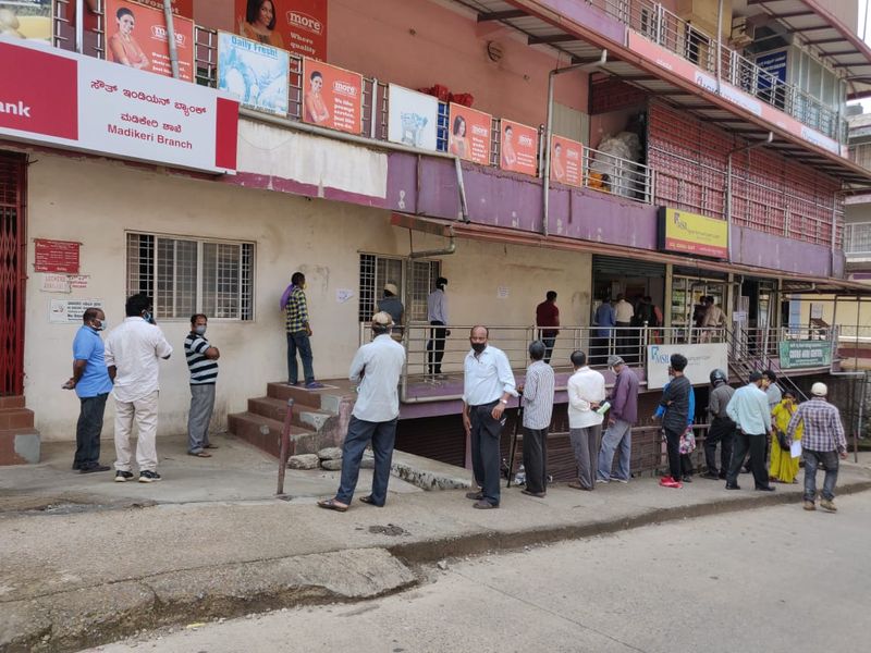ಮಡಿಕೇರಿಯಲ್ಲಿ ಸಾಮಾಜಿಕ ಅಂತರ ಕಾಯ್ದುಕೊಂಡು ಮದ್ಯ ಪಡೆಯಲು ನಿಂತ ಜನತೆ