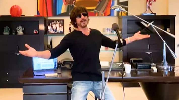 Shah Rukh Khan, Aamir Khan, Hrithik Roshan turn singers to raise funds for COVID-19 Shah Rukh Khan, Aamir Khan, Hrithik Roshan turn singers to raise funds for COVID-19