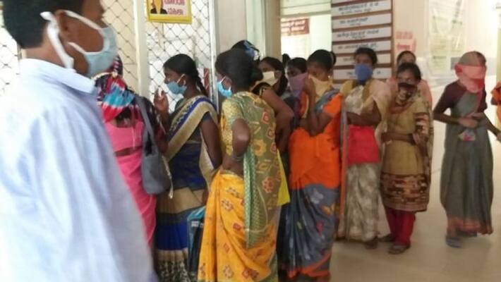 People Did Not Maintain Social Distance in Government Hospital in Gangavati in Koppal District People Did Not Maintain Social Distance in Government Hospital in Gangavati in Koppal District