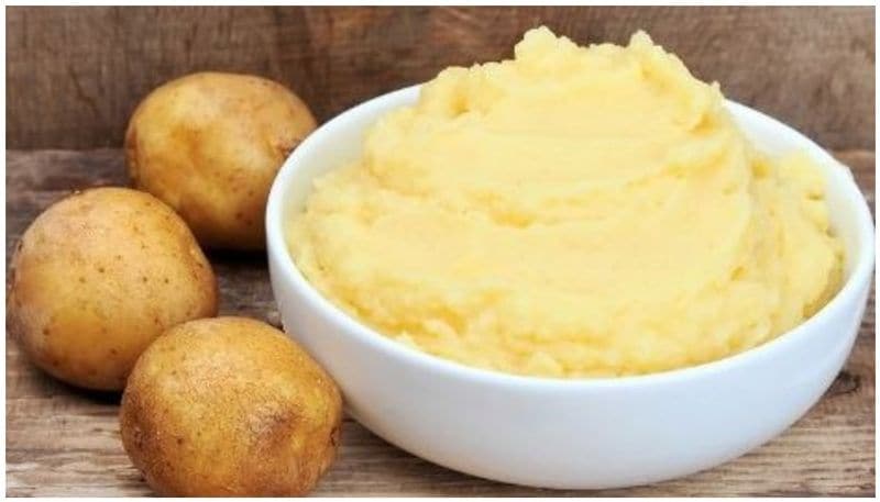 <p>ಬೇಯಿಸಿದ ಆಲೂಗಡ್ಡೆಯನ್ನು ಚೆನ್ನಾಗಿ ಮ್ಯಾಶ್ ಮಾಡಿಕೊಳ್ಳಿ.</p>