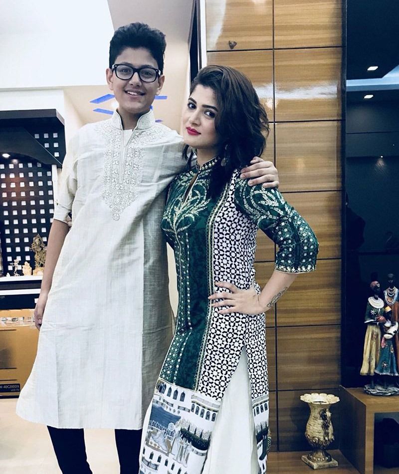 এরপরই তাঁদের পরিবারে আসে নতুন সদস্য ঝিনুক। তাঁদের সন্তান। এখনও পর্যন্ত শ্রাবন্তী আগলে রেখেছেন তাঁদের ছেলেকে নিজের কাছেই।