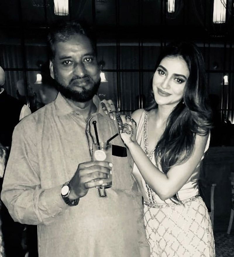 কিছুদিন আগেই করোনায় আক্রান্ত হয়েছেন অভিনেত্রীর বাবা।এহেন পরিস্থিতিতেও তিনি মশগুল হয়েছিলেন টিকটকে। যা নিয়ে সমালোচনার মুখেও পড়তে হয়েছিল অভিনেত্রীকে।