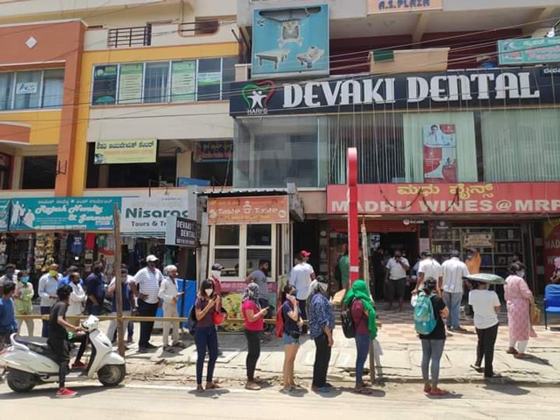 ಮದ್ಯ ಖರೀದಿಗೆ ಬಂದ ಮಾನಿನಿಯರು