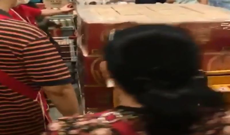 Not only in India, in thailand too there is a fight for liquor, looting started in the shop when the beer box opened kph