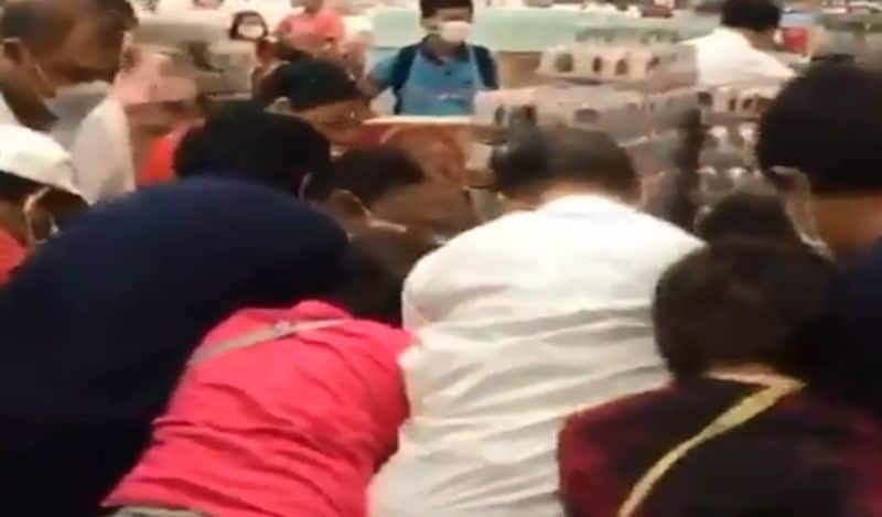 Not only in India, in thailand too there is a fight for liquor, looting started in the shop when the beer box opened kph