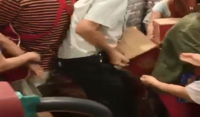 Not only in India, in thailand too there is a fight for liquor, looting started in the shop when the beer box opened kph