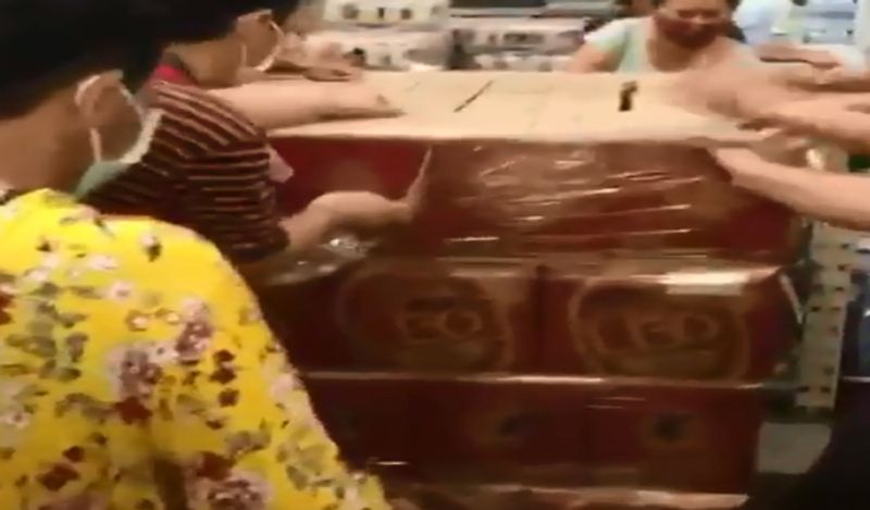 Not only in India, in thailand too there is a fight for liquor, looting started in the shop when the beer box opened kph