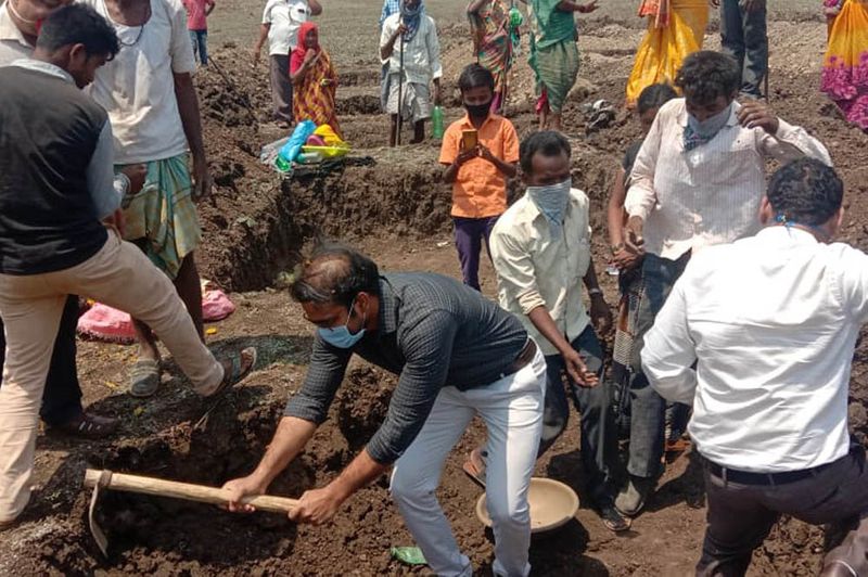 ಖಾನಾಪೂರ ಗ್ರಾಮದಲ್ಲಿ ಸಸಿ ನೆಡಲು ಗುಂಡಿ ತೋಡುವ ಕಾಮಗಾರಿ ಪರಿಶೀಲಿಸಿದ ಐಎಎಸ್ ಅಧಿಕಾರಿ ಗಂಗವಾರ್