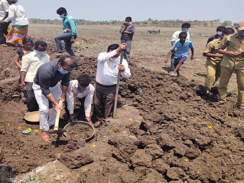 ಉದ್ಯೋಗ ಖಾತ್ರಿ ಯೋಜನೆ ಬಡವರ ಹೊಟ್ಟೆ ತುಂಬುವ, ಆರ್ಥಿಕ ದುಸ್ಥಿತಿಯಿಂದ ಹೊರಬರಲು ಜಾರಿಯಾದ ಮಹತ್ವವಾದ ಯೋಜನೆ ಇದಾಗಿದ್ದು ಇದರತ್ತ ಮತ್ತಷ್ಟು ಜನ ಧಾವಿಸಿ ಕಾಮಗಾರಿಗಳಲ್ಲಿ ಪಾಲ್ಗೊಳ್ಳಬೇಕು ಎಂದು ಹೇಳಿದ ಗಂಗವಾರ್