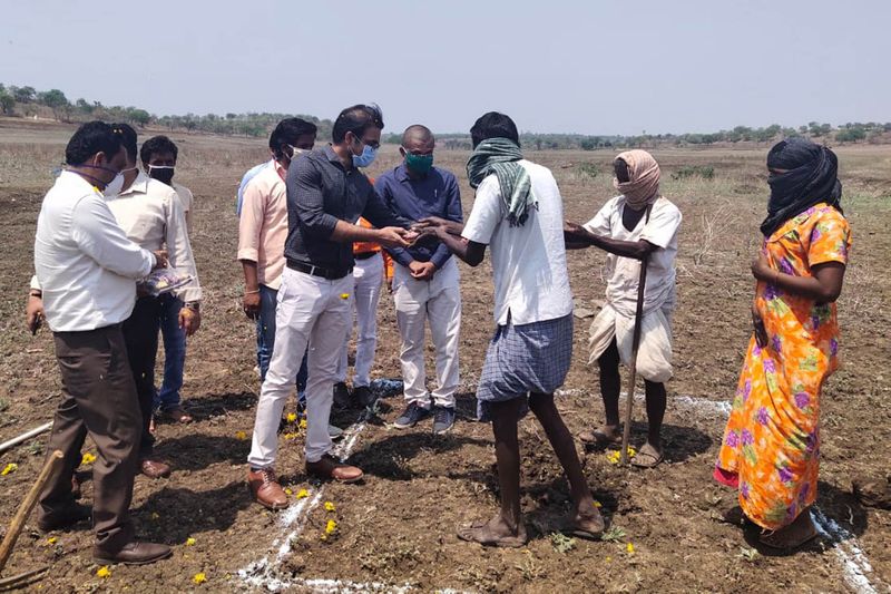 ಕಾರ್ಮಿಕರೊಂದಿಗೆ ಸುಮಾರು ಅರ್ಧ ಗಂಟೆ ಗುಂಡಿ ತೋಡುವ ಕೆಲಸ ಮಾಡಿ ಎಲ್ಲರೂ ಹುಬ್ಬೇರಿಸುವಂತೆ ಮಾಡಿದ ಐಎಎಸ್ ಅಧಿಕಾರಿ ಗಂಗವಾರ್