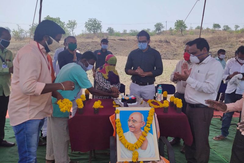 ಕಾರ್ಮಿಕನಾಗಿ ಕೆಲಸ ಮಾಡಿ ಆತ್ಮಸ್ಥೆರ್ಯ ತುಂಬಿ ಸಾಮಾಜಿಕ ಅಂತರ ಕಾಪಾಡಿಕೊಂಡು ಉದ್ಯೋಗ ಖಾತ್ರಿ ಕೆಲಸ ಮಾಡಿ ಎಂದು ತಿಳಿವಳಿಕೆ ನೀಡಿದ ಅಧಿಕಾರಿ ಗಂಗವಾರ್