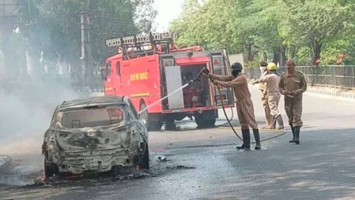 Delhi police helped groom to reach his wedding on time after his car caught fire Delhi police helped groom to reach his wedding on time after his car caught fire