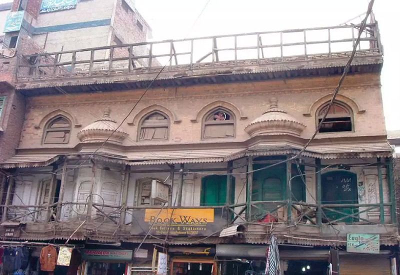 পরবর্তীকালে পেশওয়ারের এক বাসিন্দা হাজি ইসরার শাহয়ের কাছে বিক্রি হয় কাপুর পরিবারের এই বাড়ি।