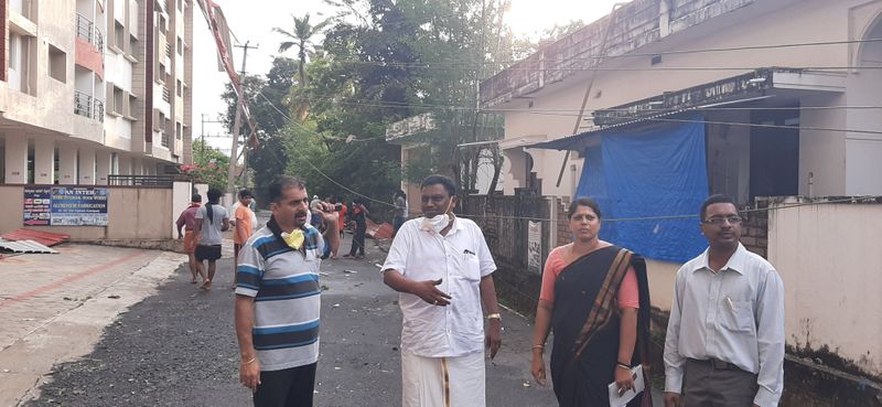 ಪಳನೀರು ಎಂಬಲ್ಲಿ ಮೂರುಮನೆಗಳು ಭಾಗಶಃ ಜಖಂಗೊಂಡಿವೆ.