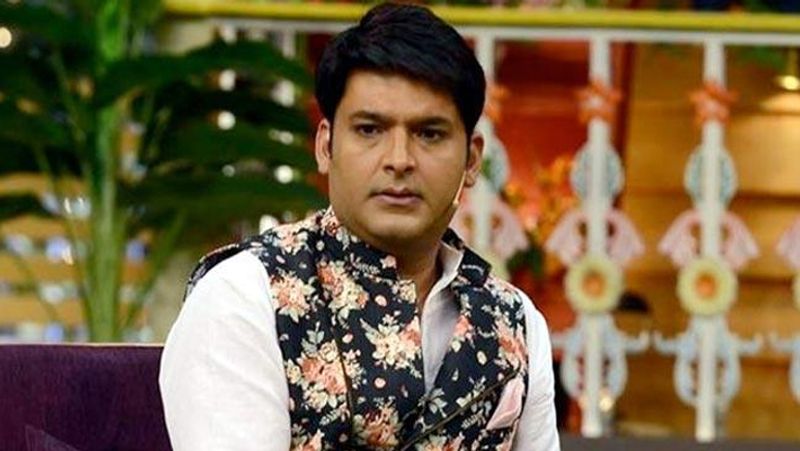 কপিল শর্মাঃ কপিল শর্মা যে সময় একেবারেই জনপ্রিয় ছিলেন না। কমেডি অনুষ্ঠানে প্রতিযোগী হিসেবে আসতেন, সেই সময়ের কপিল এবং এখনকার কপিলের কোনও মিলই নেই। স্কিন লাইটেনিং, হেয়ার ট্রান্সপ্লান্ট তাঁকে পুরোপুরি বদলে দিয়েছে।