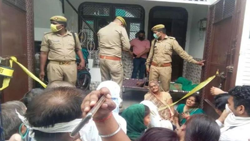 police reached close to revelations in the case of 5 deaths in a family in Etah kpl
