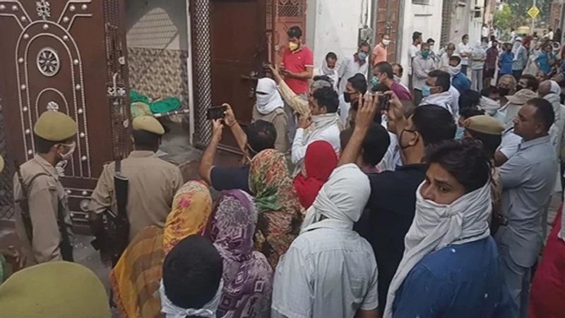 police reached close to revelations in the case of 5 deaths in a family in Etah kpl