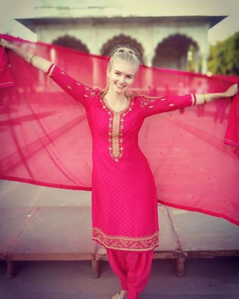 Jennifer surely does not miss capturing beautiful moments with Indian attire whenever she visits different places across India.

