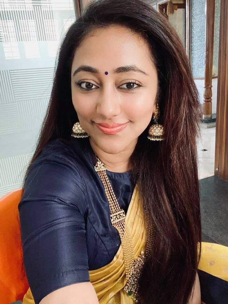 ಸೀರೆಯಲ್ಲಿ ಕಂಗೊಳಿಸುತ್ತಿರುವ ವಿಜಯಲಕ್ಷ್ಮಿ 