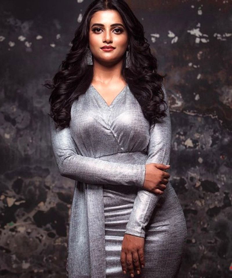 অন্যদিকে রাতে ক্লাব এবং কোনও রেস্তোরাঁয়ে বড় সড় অনুষ্ঠানে এমন মেটালিক ড্রেস একেবারে আদর্শ। তার সঙ্গে মেকআপেও মেটালিক টাচ। তবে চড়া মেকআপ না করাই ভাল।