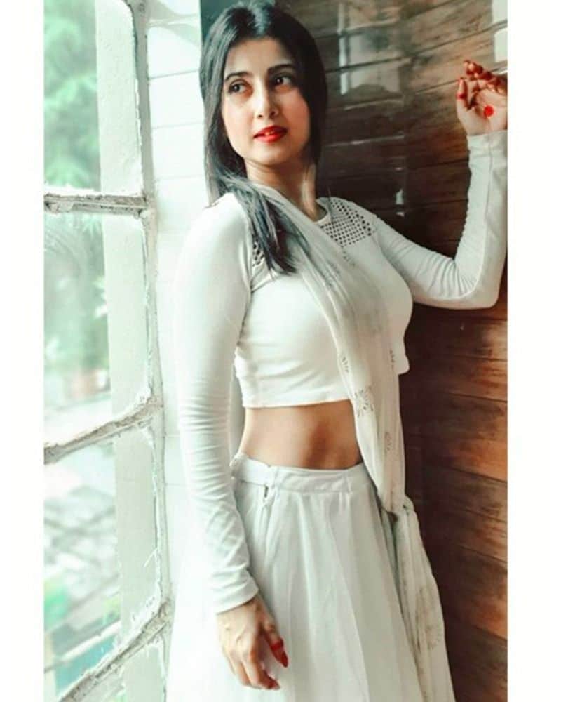 মনামি ঘোষঃ ফ্যাশনের কথা উঠবে আর সেখানে মনামির প্রসঙ্গ উঠবে না তা কি হয়। লকডাউনে বিভিন্ন ভাবে বিনোদনের একরকম ক্লাসই খুলে ফেলেছেন মনামি। সেখানে রয়েছে ফ্যাশন ক্লাসও। সাদা ঘাঘরা চোলি যেকোনও বিয়েবাড়ির সকালের অনুষ্ঠানের জন্য পারফেক্ট।