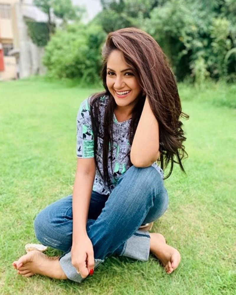 ক্যাজুয়্যাল টিশার্ট জিনস এবং শাড়ির ভিন্ন লুক। জিনস আর টপ আপনি নিজের ইচ্ছে অনুযায়ী পরতে পারেন। কিন্তু তৃণার এই ভিন্ন স্টাইলে পরা শাড়ি একবার ফলো করে দেখতেই পারেন।