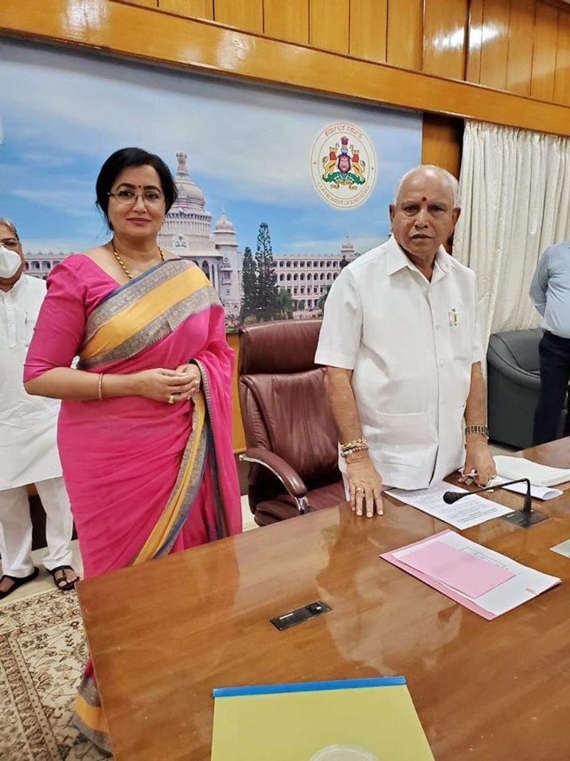 ಇನ್ನು ಮಂಡ್ಯ ಸಂಸದೆ ಸುಮಲತಾ ಅಂಬರೀಶ್ ಅವರು ಸಹ ಇತ್ತೀಚೆಗೆ ಮುಖ್ಯಮಂತ್ರಿ ಬಿ. ಎಸ್. ಯಡಿಯೂರಪ್ಪ ಅವರನ್ನು ಭೇಟಿಯಾಗಿ ಮಂಡ್ಯದಲ್ಲಿ ಕೋವಿಡ್ -19 ನಿಯಂತ್ರಣ ಮತ್ತು ಜಿಲ್ಲೆಗೆ ಮರಳುತ್ತಿರುವ ಕಾರ್ಮಿಕರು ಮತ್ತು ನಿವಾಸಿಗಳಿಗೆ ಸಮರ್ಪಕ ಸ್ಕ್ರೀನಿಂಗ್ ವ್ಯವಸ್ಥೆ ಮತ್ತು ಕ್ವಾರಂಟೈನ್ ಶಿಬಿರಗಳ ನಿರ್ಮಾಣ ಕುರಿತಂತೆ ಚರ್ಚೆ ನಡೆಸಿದ್ದರು.