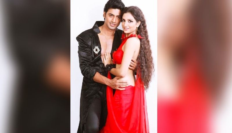 কেবল দর্শকের ভালবাসা এবং বক্স অফিসের সাফল্যই নয়, বিভিন্ন পুরষ্কারের মাধ্যমেও সম্মানিত হন দেব। টেলি সিনে অ্যাওয়ার্ড, কলাকার অ্যাওয়ার্ড, ফিল্মফেয়ার অ্যাওয়ার্ড ইস্ট।