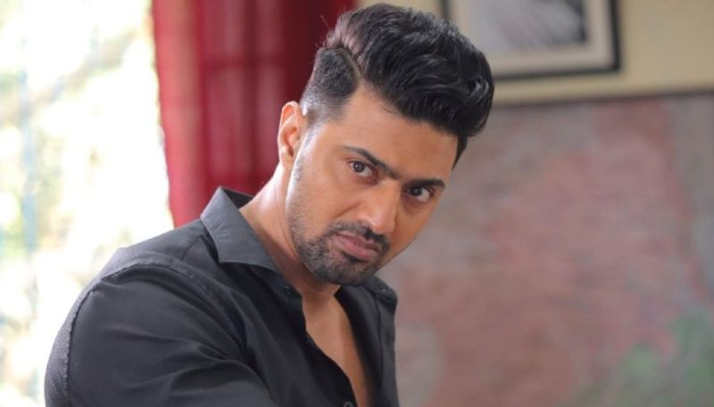 বাংলা সিনেমার হাইয়েস্ট পেড অভিনেতাদের মধ্যে একজন হয়ে উঠেছেন তিনি। প্রসেনজিৎ চট্টোপাধ্যায় এবং জিতের পর তিনি সবচেয়ে বেশি পারিশ্রমিক পান এক একটি ছবির জন্য।