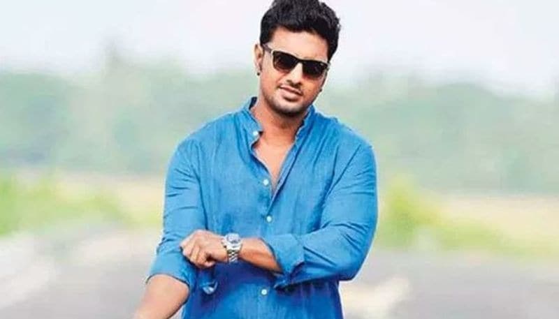 এই পরিমাণ জনপ্রিয়তার পরও দেবকে নিয়ে ট্রোলের সংখ্যা কিছুতেই কমত না একটা সময়। কখনও তাঁর অ্যাকসেন্ট নিয়ে তো কখনও তাঁর অভিনয়ের ক্ষমতা নিয়ে।