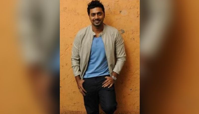দেবকে টার্গেট করেই ট্রোলারদের নানা কনটেন্ট উঠে আসত নিত্যদিন। আর সেটাকেই উল্টে টার্গেট করলেন দেব। পাল্টা জবাব হিসেবে ট্রোলকেই নিজের সঙ্গী বানালেন।