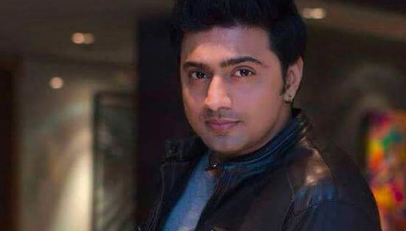 বাংলার জনপ্রিয় ইউটিউবার বং গাইকে তাঁকে নিয়ে হাসি ঠাট্টা করলেও, বং গাইয়ের হাত ধরেই নিজের ছবি হইচই আনলিমিটেডের প্রচার করেন দেব।
