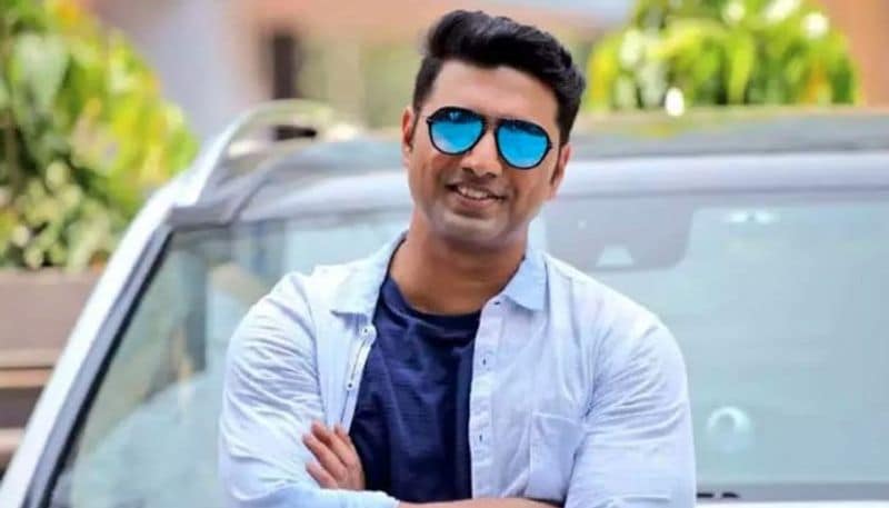 বেশ কয়েকটি ছবি ইতিমধ্যেই মুক্তির অপেক্ষায়। টনিক, হবুচন্দ্র রাজা গবুচন্দ্র মন্ত্রী, কিশমিশ। টনিকে দেবের সঙ্গে মূল চরিত্রে দেখা যাবে পরাণ বন্দ্যোপাধ্যাকে।