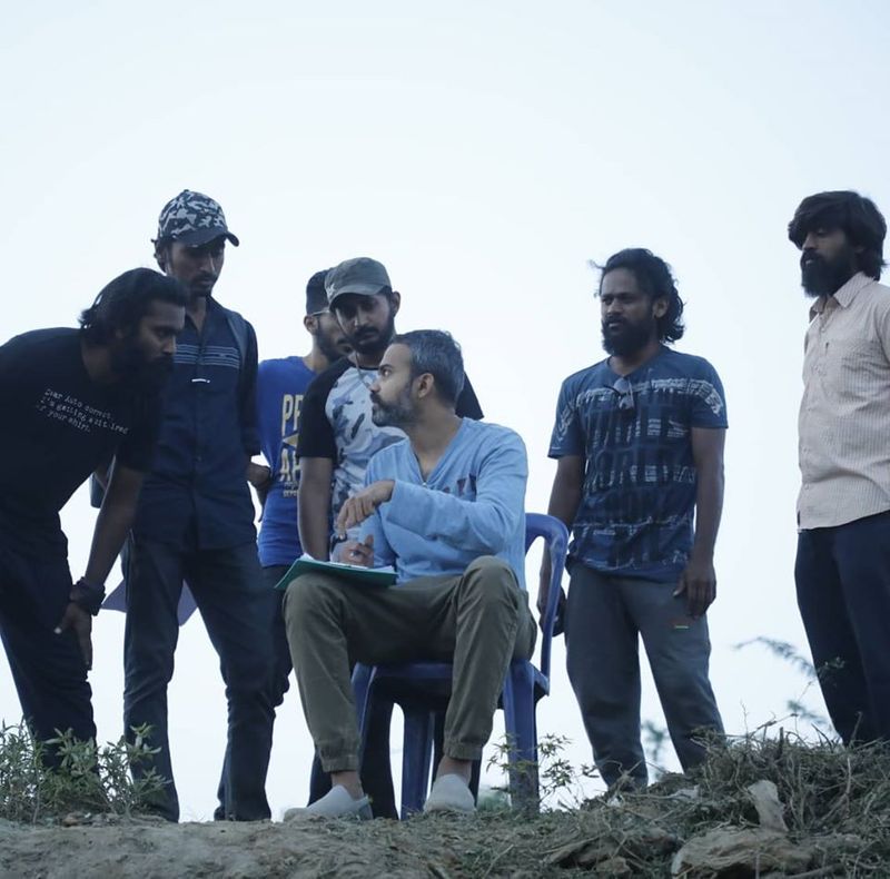 ಪ್ರಶಾಂತ್ ನೀಲ್ ಲಾಕ್ಡೌನ್ ಅವಧಿಯಲ್ಲಿ ಪತ್ನಿ ಮತ್ತು ಮಕ್ಕಳೊಂದಿಗೆ ಖುಷಿಯಾಗಿ ಕಾಲ ಕಳೆಯುತ್ತಿದ್ದಾರೆ.