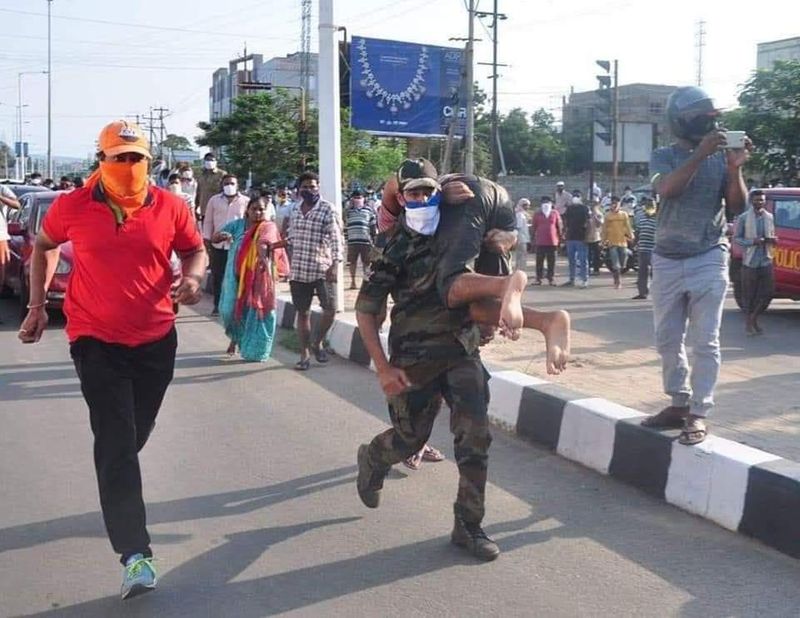 গ্যাস লিকের খবরে বিস্মিত কংগ্রেস নেতা রাহুল গাঁধী কংগ্রেস কর্মীদের নির্দেশ দিয়েছেন সেখানকার অসুস্থ মানুষজনকে সহযোগিতা করার জন্য।