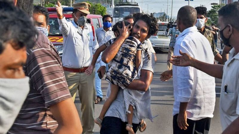 গ্যাস লিকের ঘটনায় অসুস্থ হয়ে পড়েছেন ৫ হাজারের বেশি মানুষ। এঁদের মধ্যে হাজার খানেক মানুষকে হাসপাতালে ভর্তি করা হয়েছে। কিং জর্জ হাসপাতালে চলছে তাঁদের চিকিৎসা। গ্যাস লিকের ঘটনায় মৃতদের মধ্যে শিশুরাও রয়েছে বলে জানা যাচ্ছে।