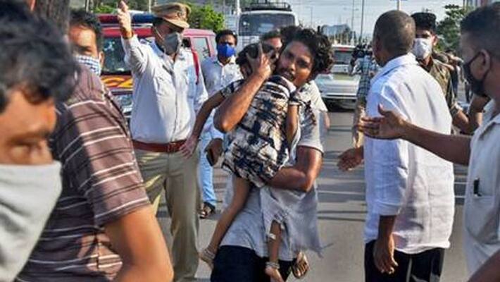 Vizag gas leak: AP CM Jagan Mohan Reddy announces Rs 1 crore Vizag gas leak: AP CM Jagan Mohan Reddy announces Rs 1 crore